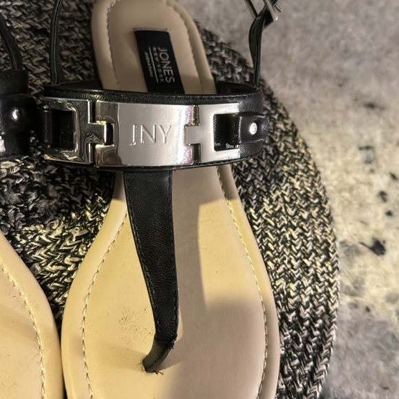 Jones NY leather thong sandals - Picture 2 of 6